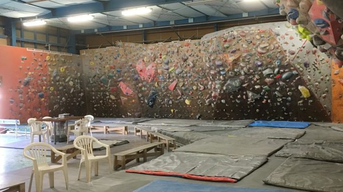 兵庫県のクライミング施設「KIAORA BROS （キオラブロズ） クライミングジム 西明石店」